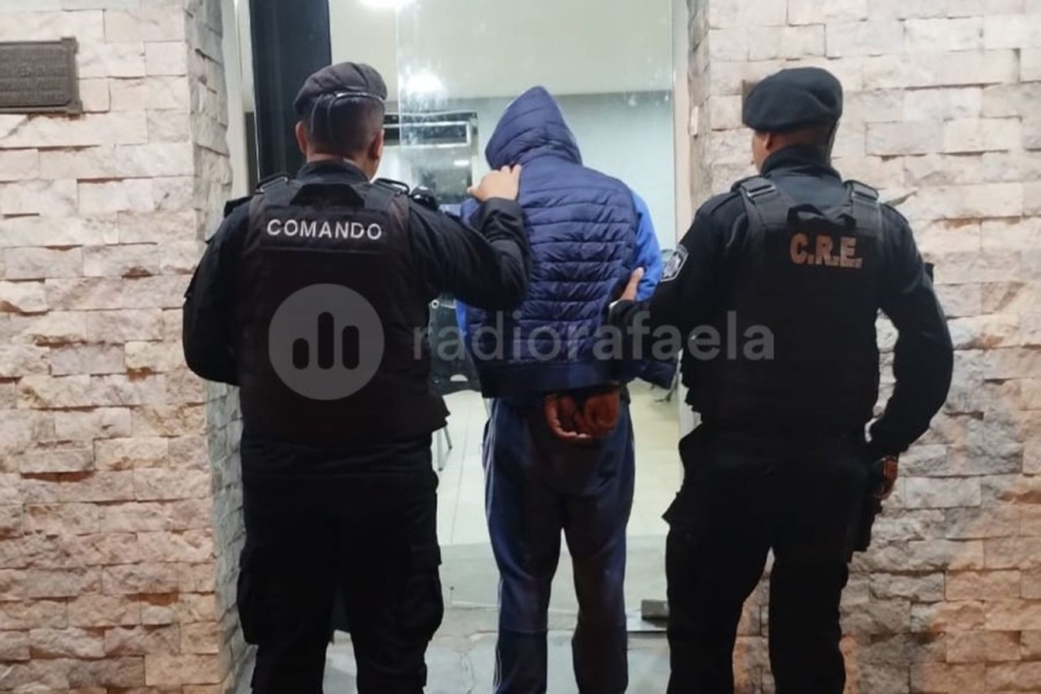 Bajo amenazas con un arma blanca, intentó robar pero terminó demorado por la policía