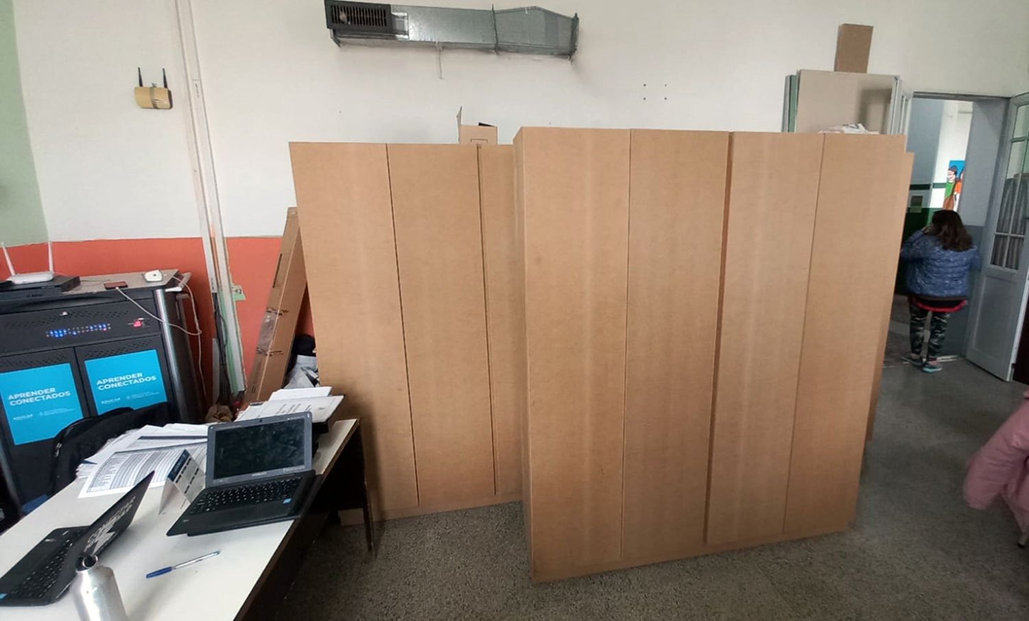 Donaciones. Material mobiliario y de librería entregado por la Cameq