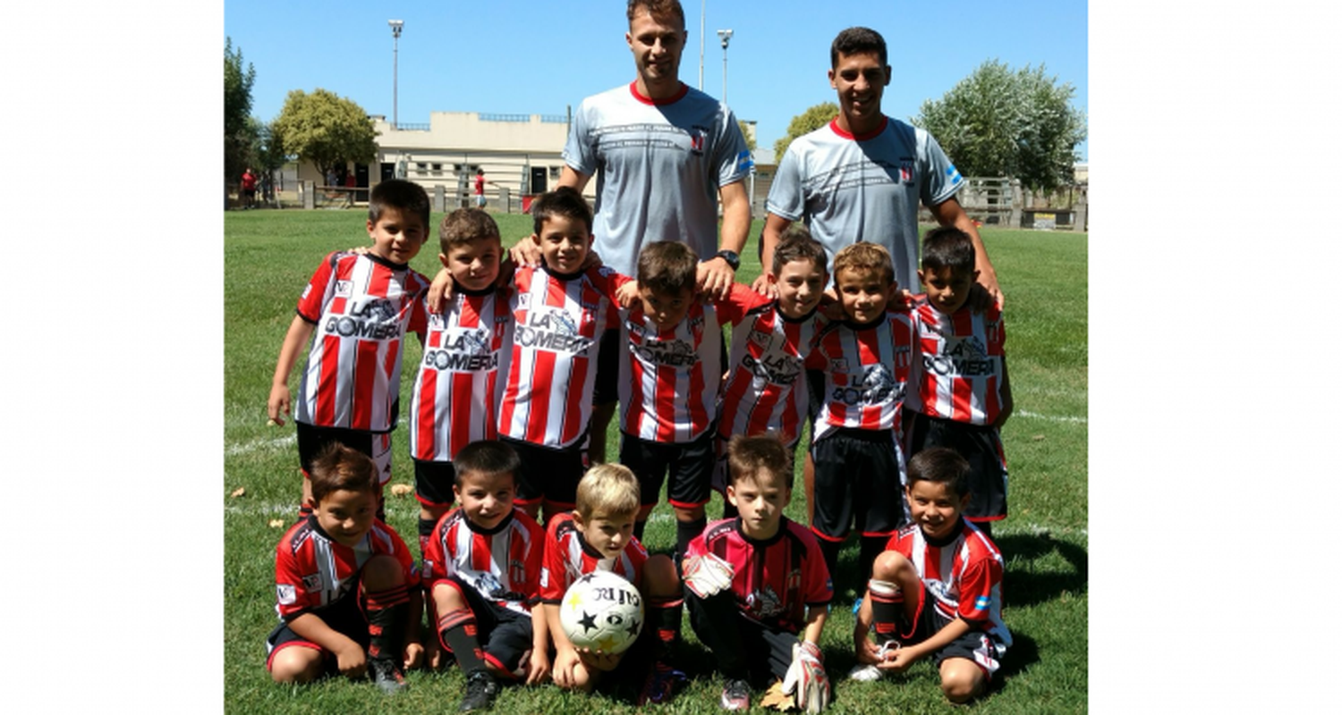 Los planteles 2010 y 2011 de Paraná campeones del Apertura de la Liga Infantil