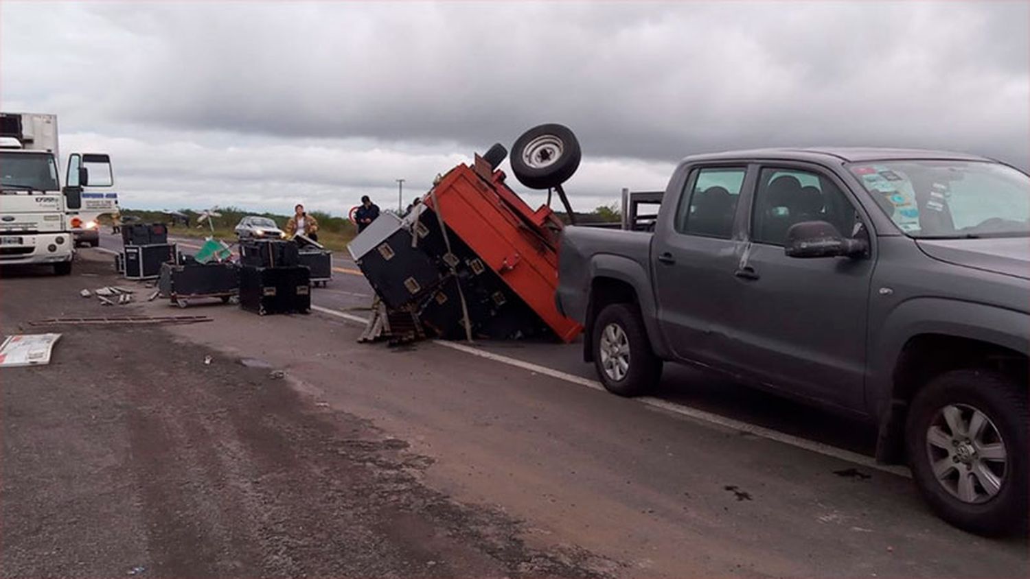 Se dirigía a Paraná con equipo de iluminación y volcó el acoplado en la Ruta 12