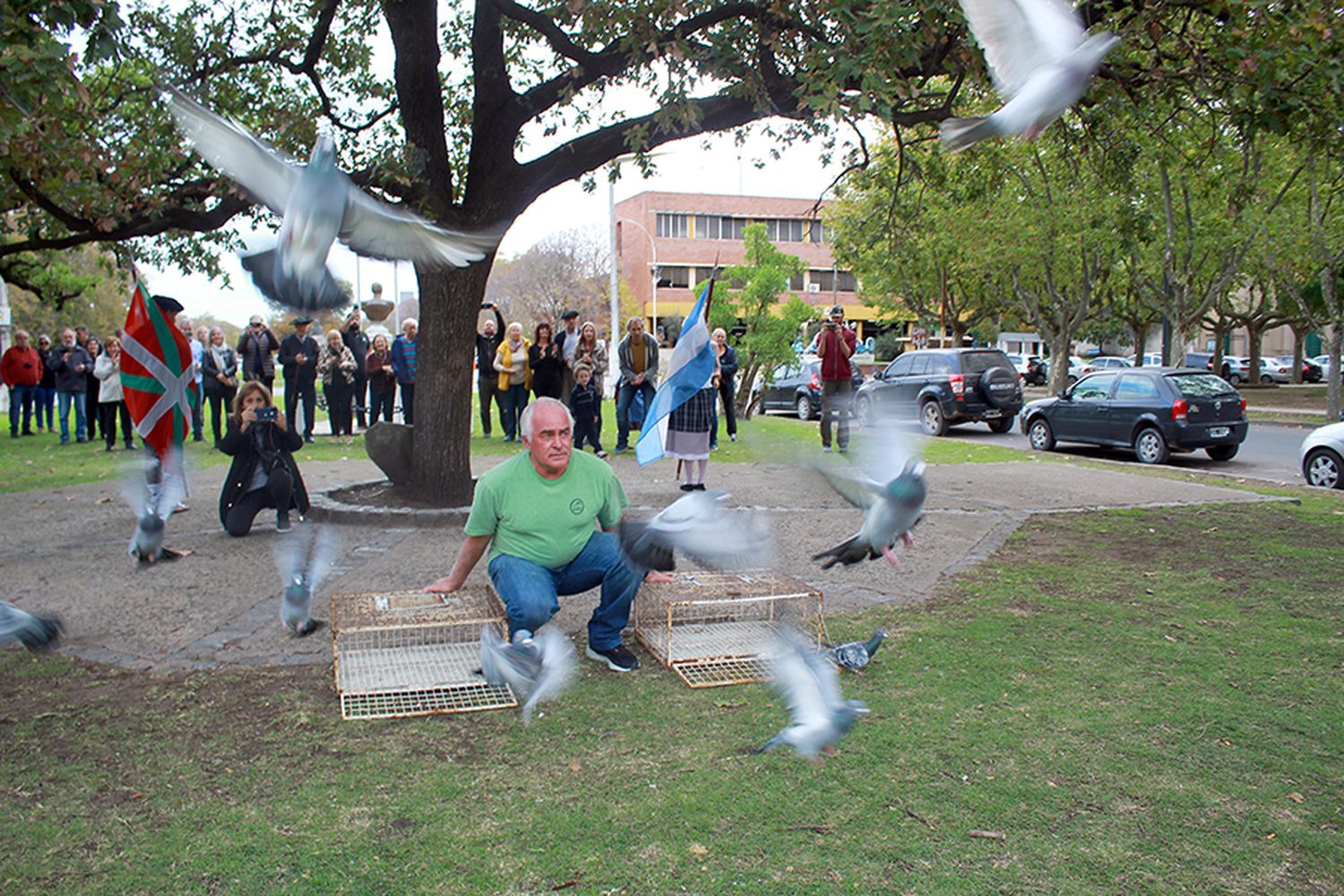 Con una suelta de palomas y un mensaje de paz se recordó el ataque de Guernica