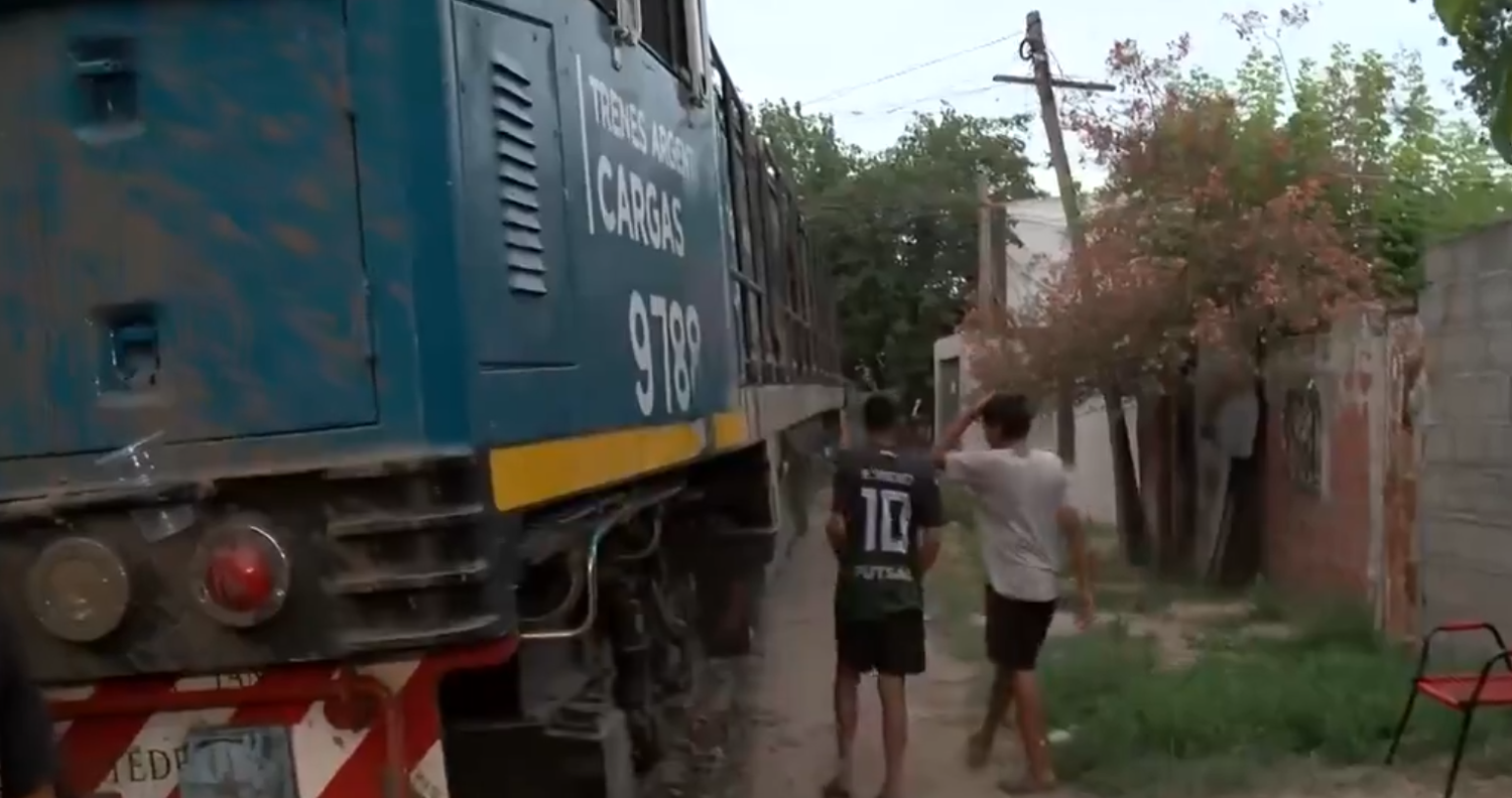 Descarriló un tren en villa Banana y derrumbó las paredes de algunas viviendas