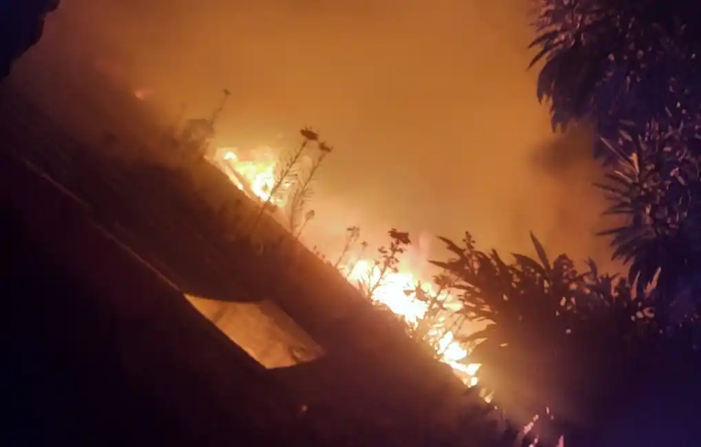 Incendio de gran magnitud en una casa de zona norte