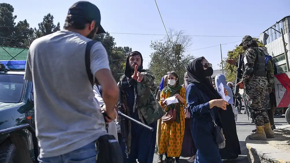 Talibanes golpearon a periodistas durante una protesta en Kabul