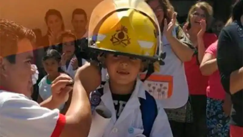 Tiene 5 años y salvó a su hermanita de morir ahogada: fue condecorado por los bomberos
