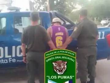 Estaban robando postes de una cooperativa ganadera: intentaron escapar al ver un móvil policial