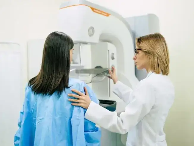 La mamografía permite detectar lesiones pequeñas, incluso antes de que puedan ser palpadas, y favorece el diagnóstico temprano del cáncer de mama.