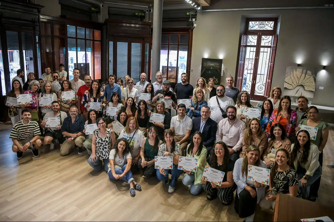 Rumbo a la Diseña Paraná: entregaron certificados a emprendedores en el cierre del ciclo de capacitaciones 2025