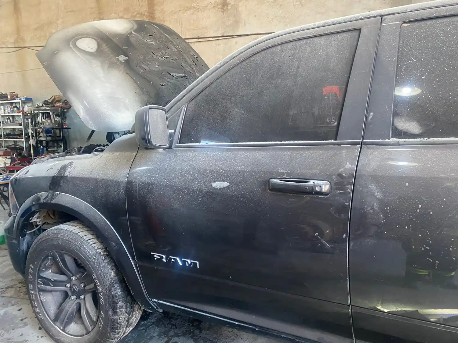 La pick up sufrió importantes daños en la zona del motor.