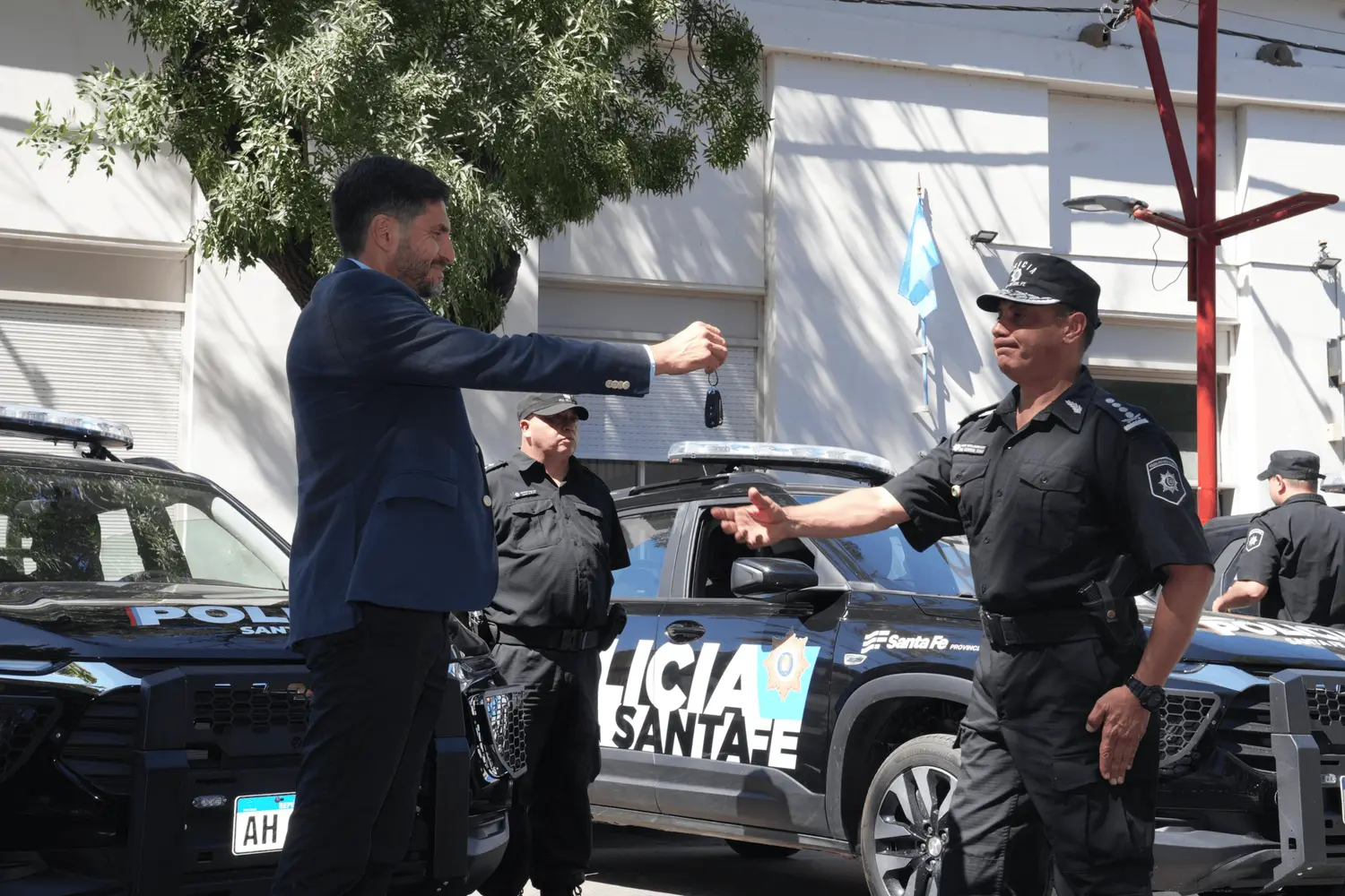 El gobernador santefesino entregó camionetas 0 km para el patrullaje policial
