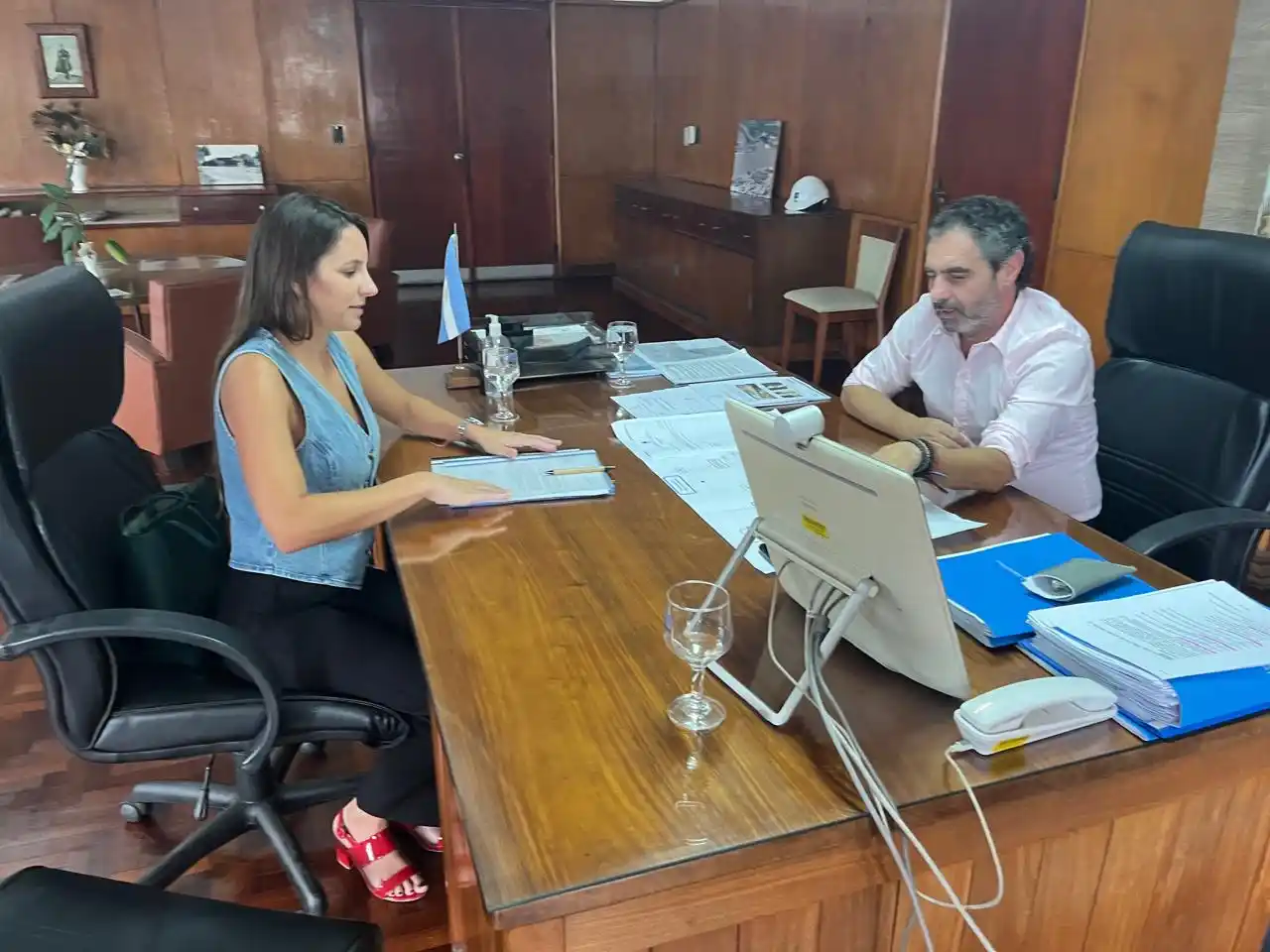Maria Paz Carusso reunida con el jefe de distrito
