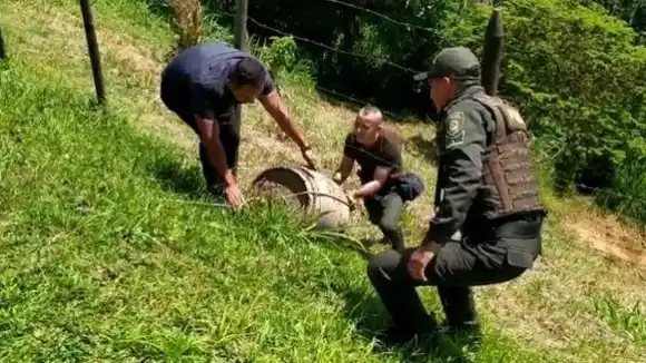 Acordonado estacionamiento tras encontrar cilindro con explosivos en Itaguí