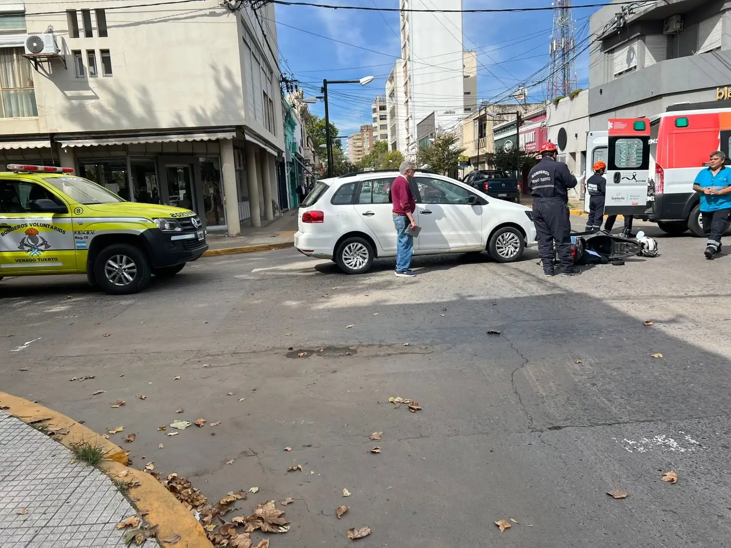 Encontronazo de moto y auto en la céntrica esquina de Maipú y San Martín. Foto: BVVT