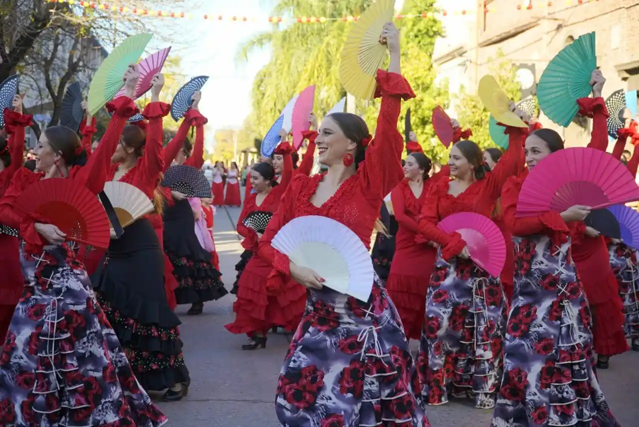 En una multitudinaria jornada, Firmat celebró España
