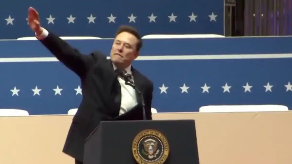 Elon Musk durante el evento en Washington, donde su gesto generó controversia al ser comparado con un saludo nazi.