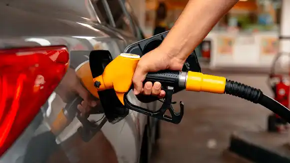 Anuncian un aumento en los precios de la nafta y el gasoil