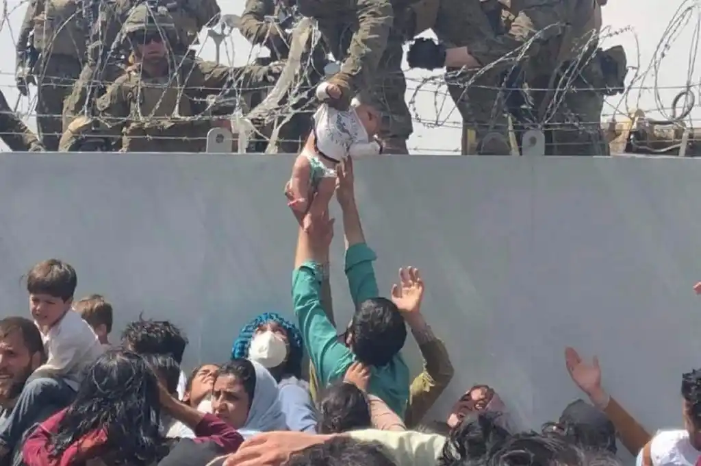 Miles de afganos asedian el aeropuerto de Kabul para salir del país