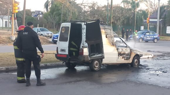 Gran susto en el oeste de Rafaela: se prendió fuego una camioneta y tuvieron que intervenir los bomberos