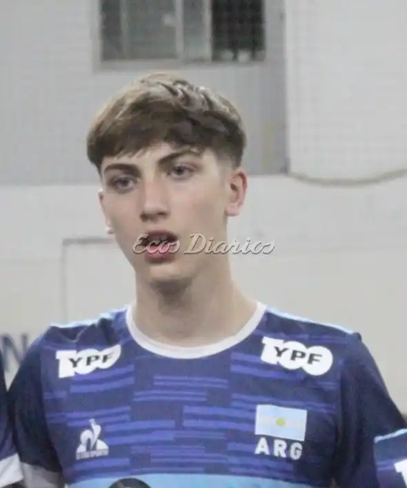 Nicolas Richards Meana, el voleibolista del Club Huracán con la camiseta albiceleste