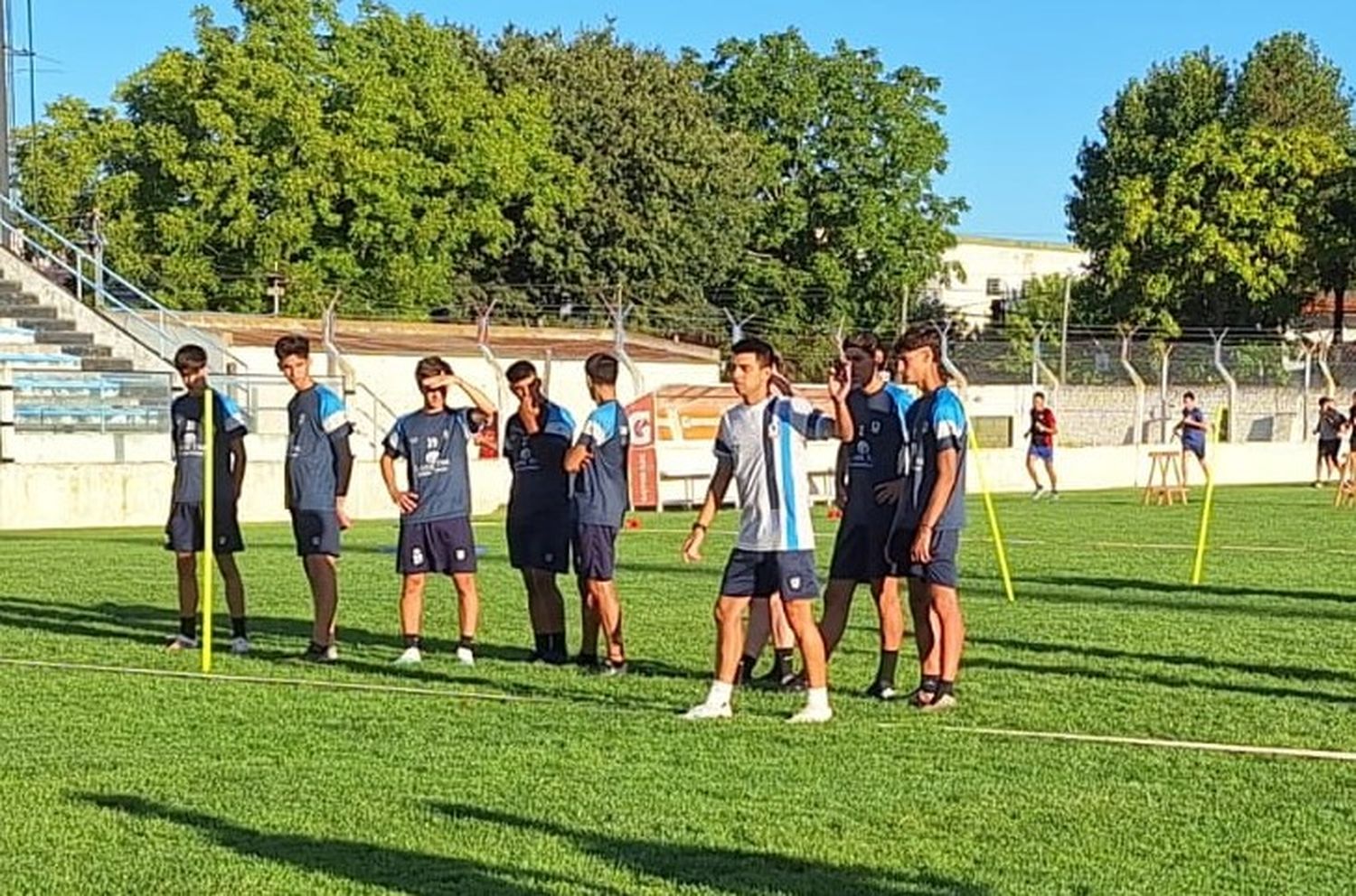 FOTO LIGA TANDILENSE DE FÚTBOL Andolfatti, al frente de la práctica realizada ayer.