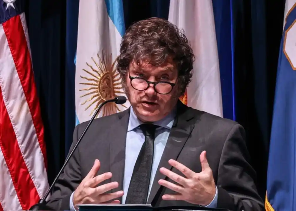 El presidente llegará al Vaticano con una comitiva reducida.