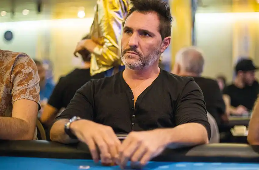 Un video captó a Nicolás Pachelo cuando salía de una casa con una caja fuerte