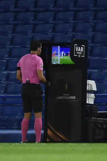El VAR tendrá su prueba de fuego esta noche.