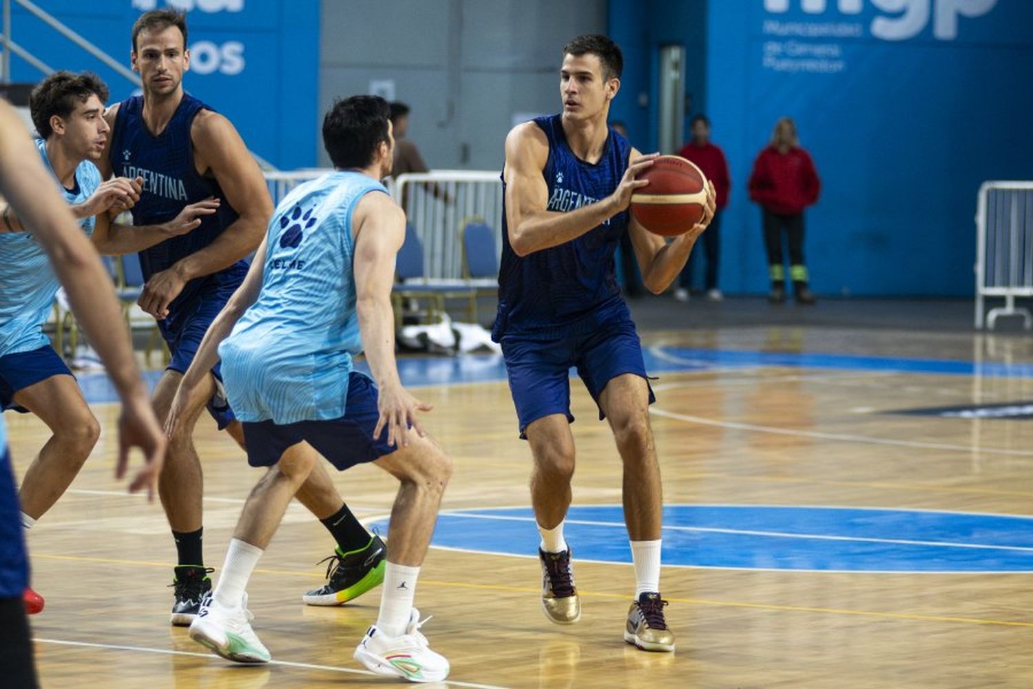 Argentina se mide con Venezuela en Mar del Plata