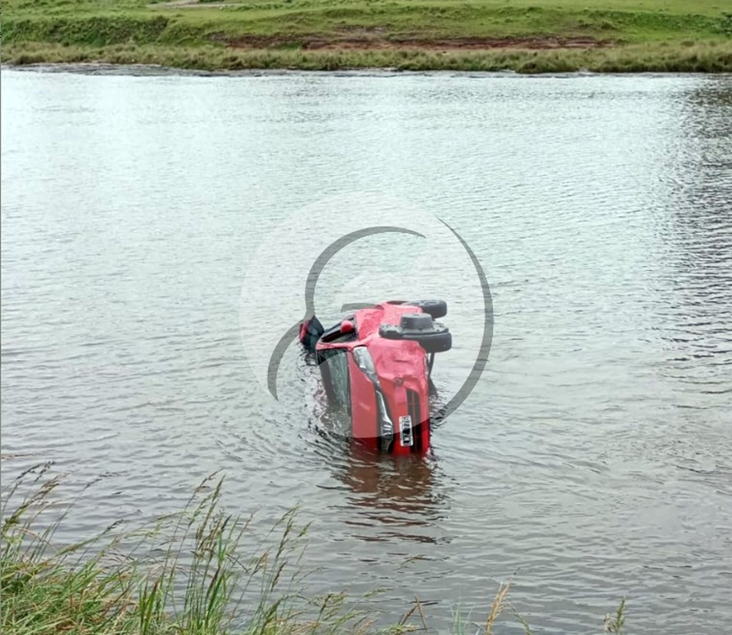 El auto de Vera y Cerfoglio, semihundido en la margen Necochea del río Quequén