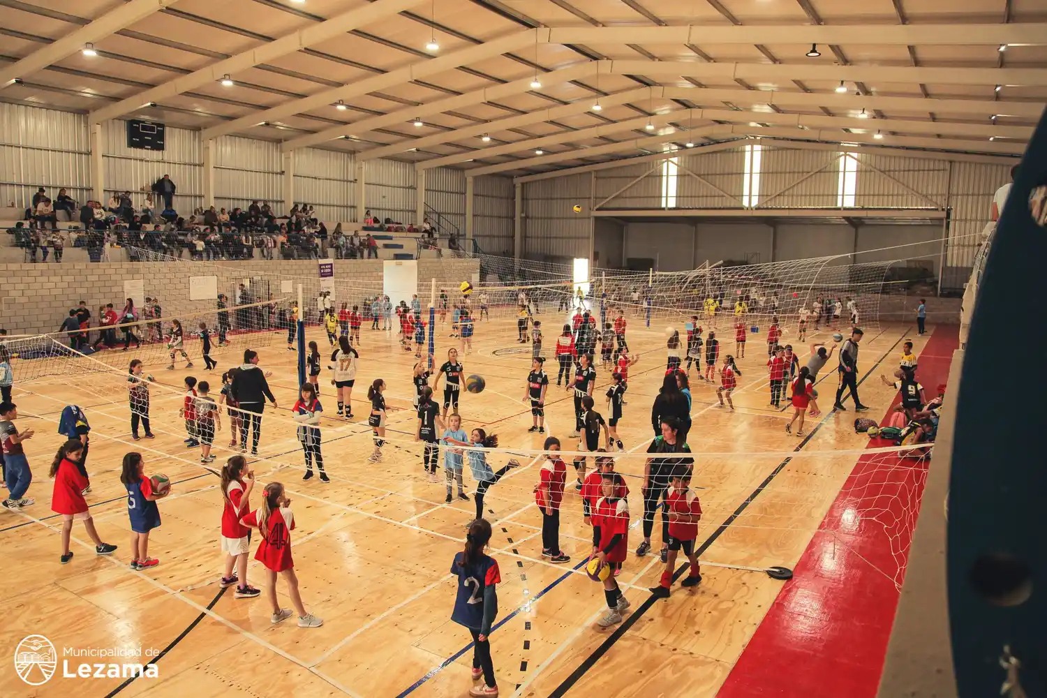 Jornada de mini-vóley y sub-12: Lezama recibió a más de 200 niños de la región en el polideportivo municipal