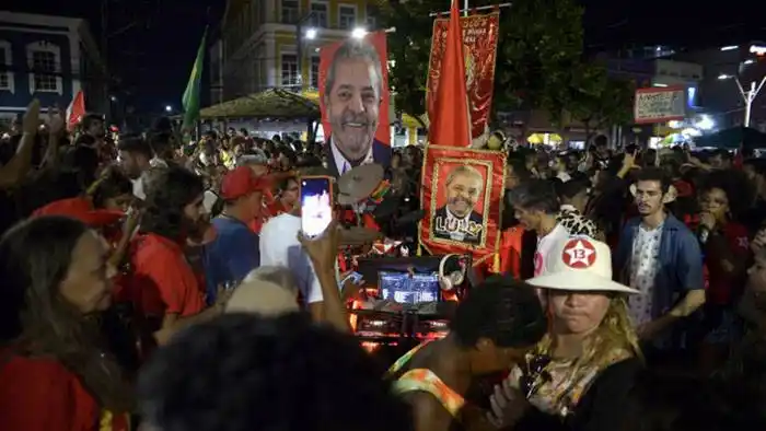 Multitudinario festejo en Salvador, donde el candidato del PT ganó con el 70 % de los votos