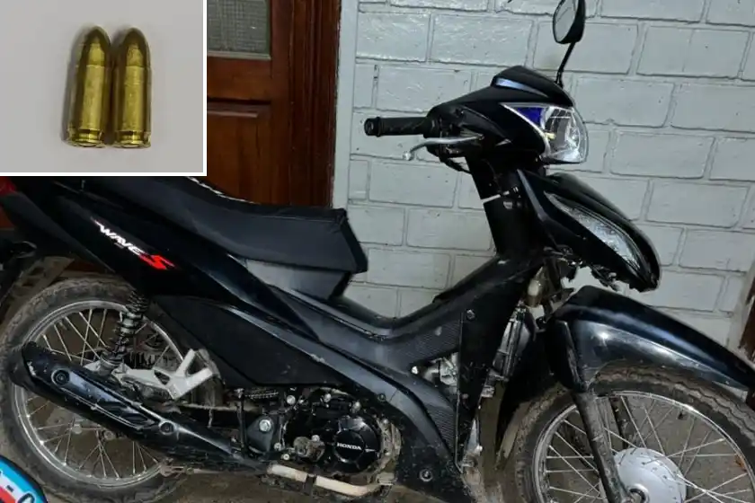 Balearon una casa en barrio Las Flores: dos sospechosos fueron detenidos con balas y una moto robada