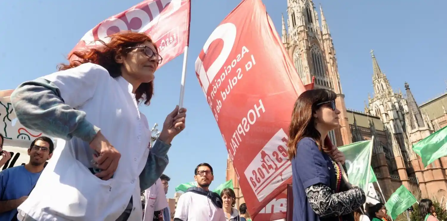 Médicos bonaerenses en estado de "alerta" exigen reapertura de paritarias