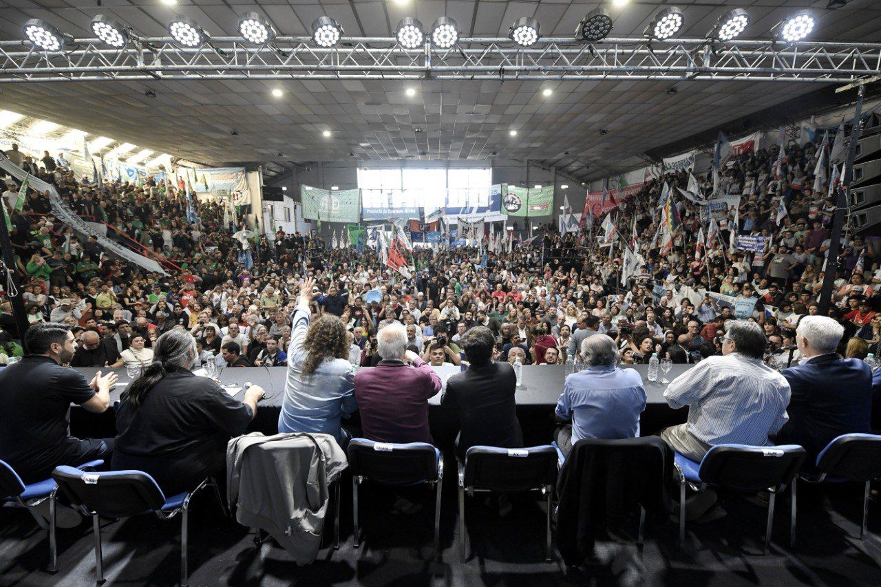 Kicillof, candidatos y fuerzas sindicales en La Plata.