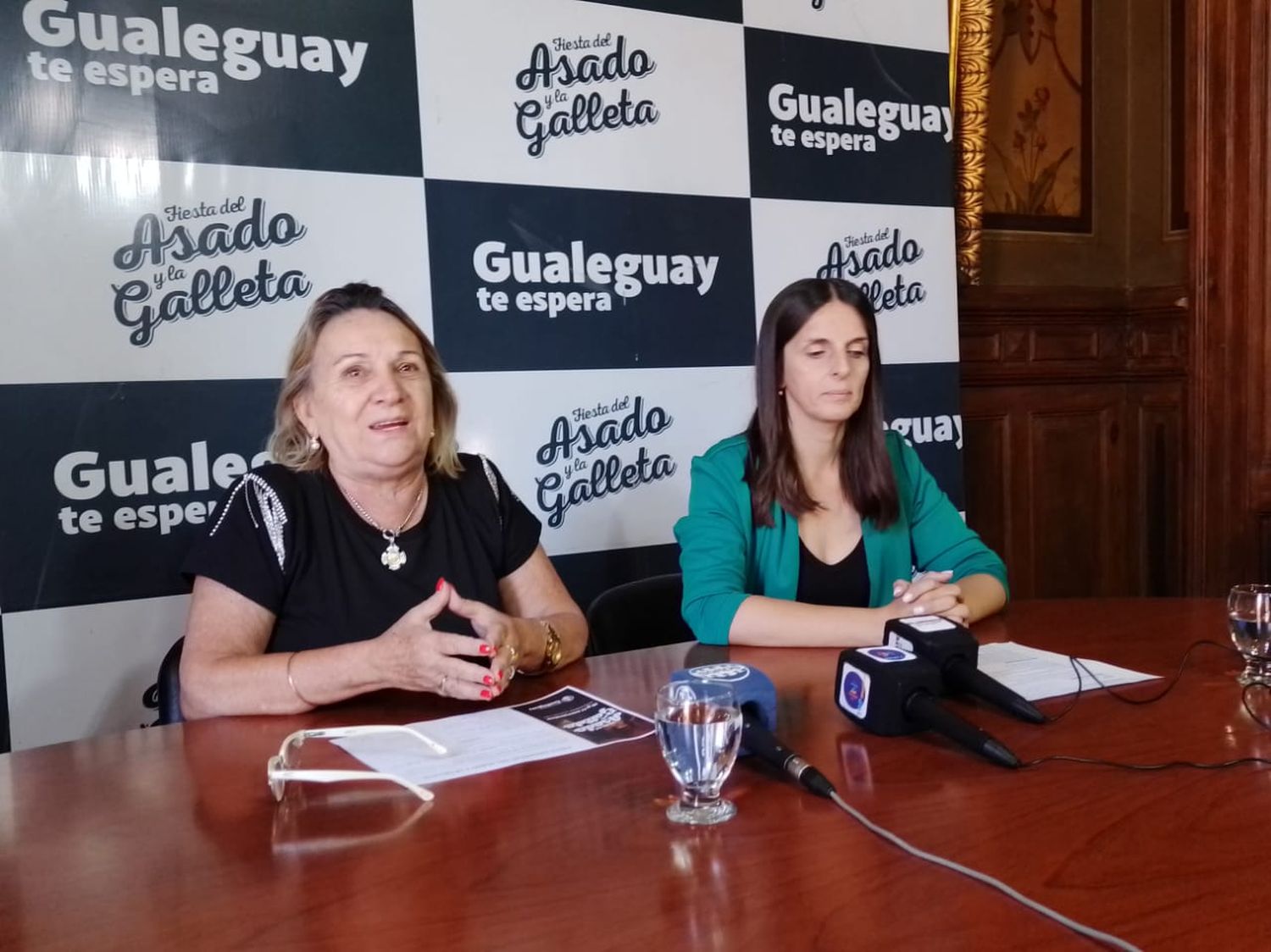 La intendente Dora Bogdan y la secretaria de Turismo, Florencia Fernández bridnaron una rueda de prensa.