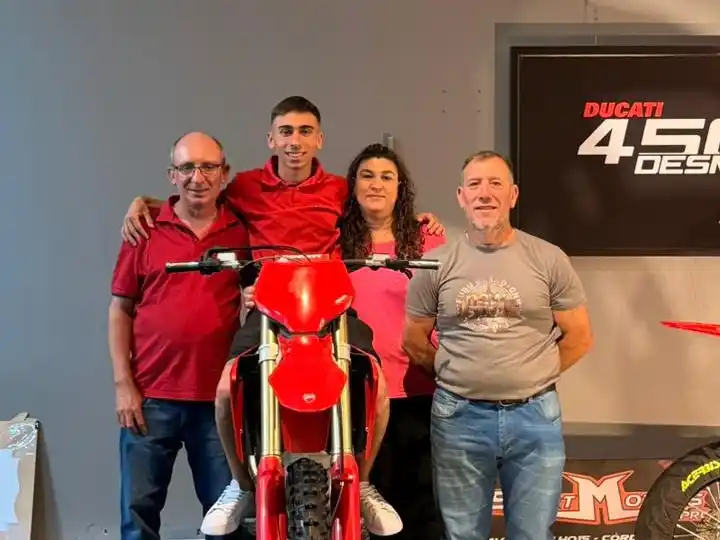 Juan Ignacio junto a su familia y Ariel Delgado.