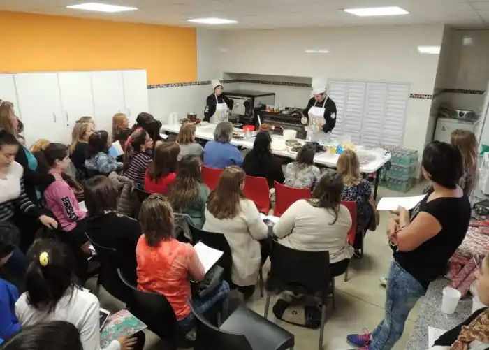 SAN CAYETANO: Se realizó un seminario de bombonería