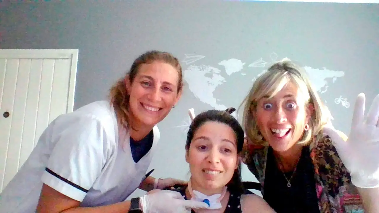 Tatiana Salvador junto a la fonoaudióloga Rocío Barainca y la kinesióloga Agustina Iglesias