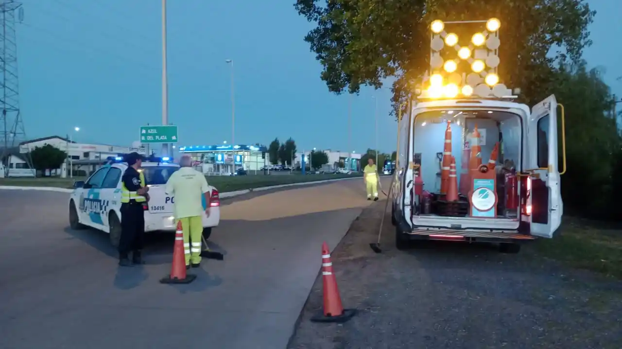 Un camión se desbalanceó y perdió parte de su carga en la rotonda de Falucho