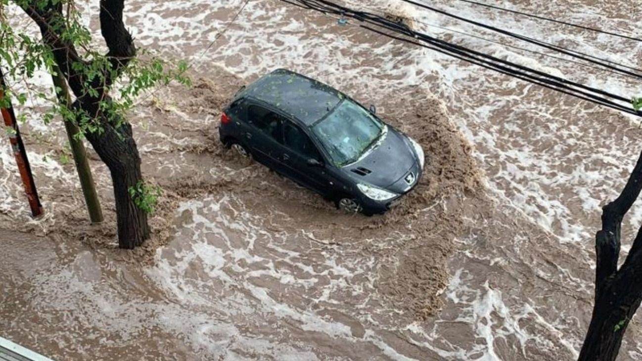 Un fuerte temporal con lluvia y granizo causó inundaciones y daños en distintos puntos de Mendoza