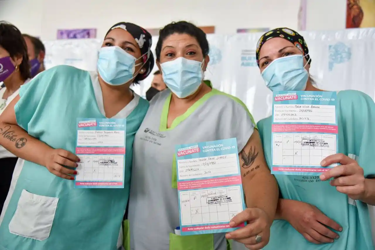 Vacunación bonaerense: Intendentes oficialistas retrataron la jornada como "histórica" y para los opositores pasó desapercibida