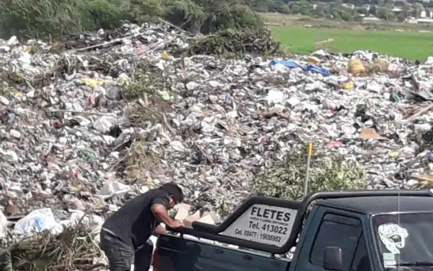 Encontraron ataúdes con “restos humanos” en un basurero de Pergamino