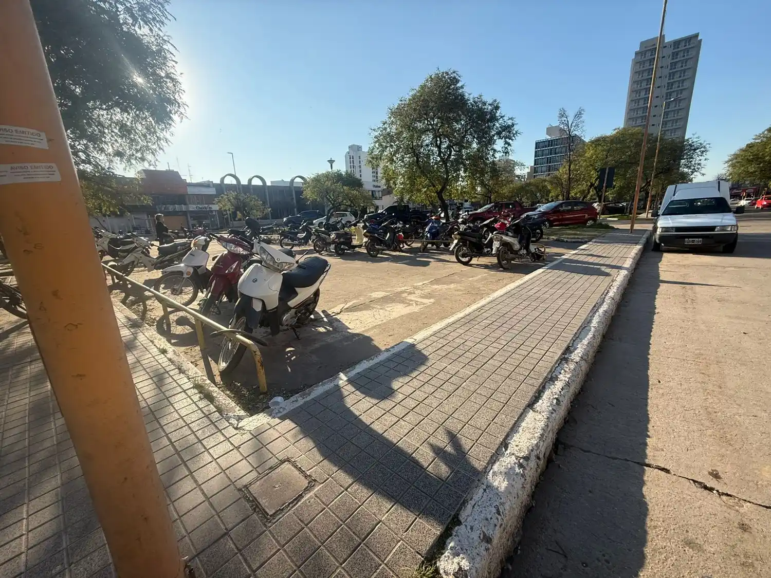 Proponen nuevo acceso al estacionamiento de motos en el centro