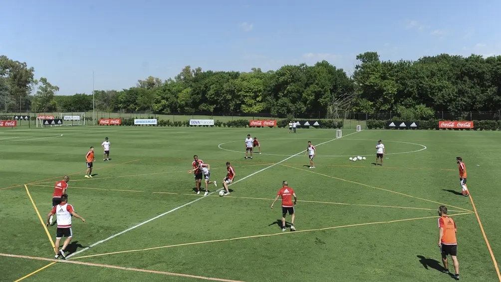 El entrenador de arqueros de River dio positivo y el plantel suspendió prácticas