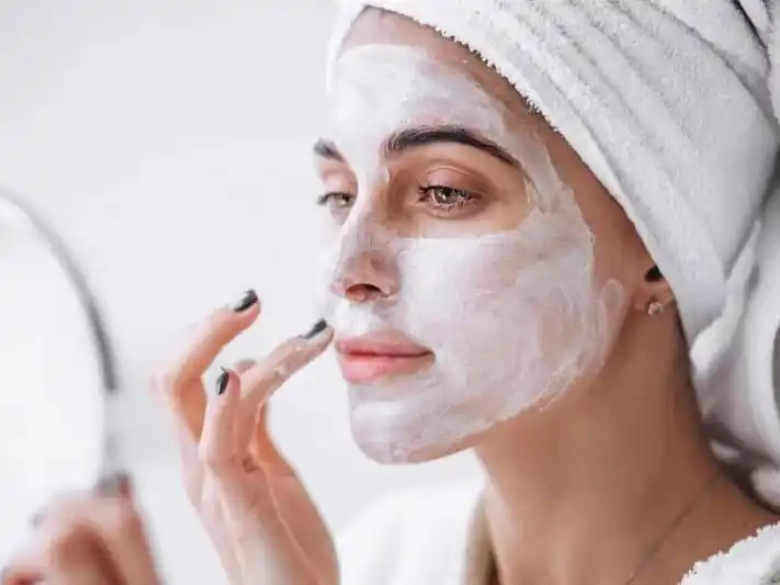 Se destacó la importancia de realizar una limpieza facial dos veces al día como base para una piel saludable.