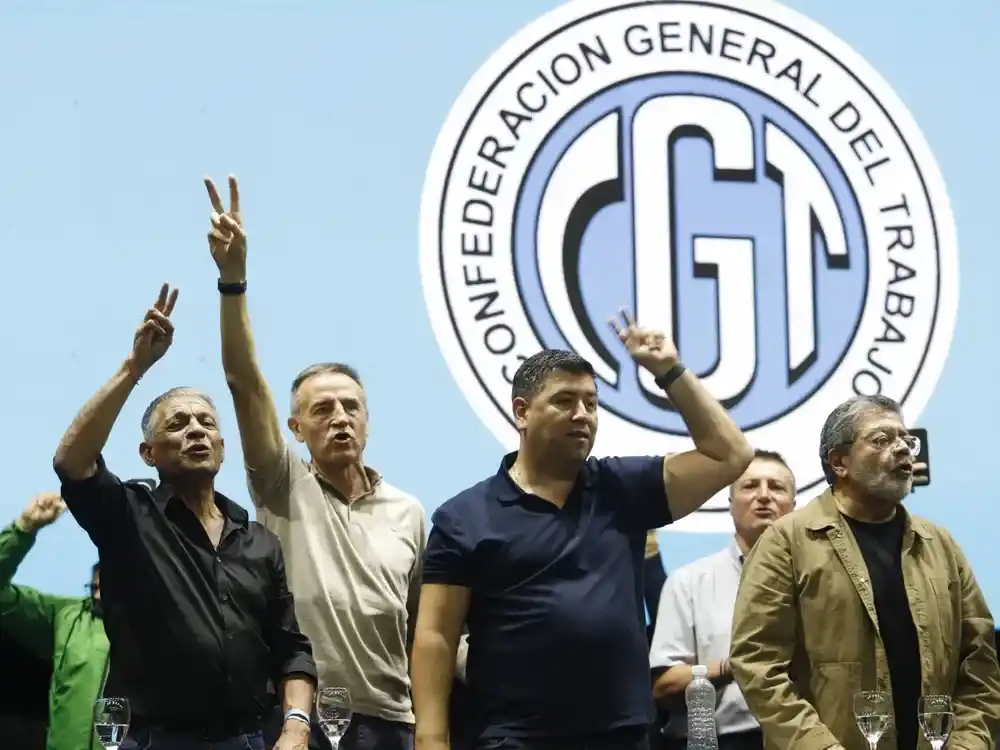 Octavio Argüello (Camioneros, izq.), Jorge Sola (Seguros) y Cristian Jerónimo (Vidrio), el nuevo triunvirato de la CGT.