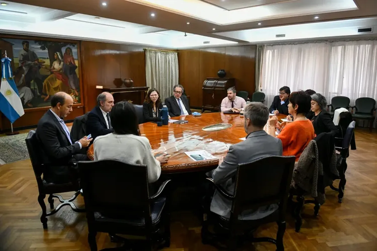 Las dos nuevas medidas que tomó el gabinete económico para intentar frenar la disparada del dólar