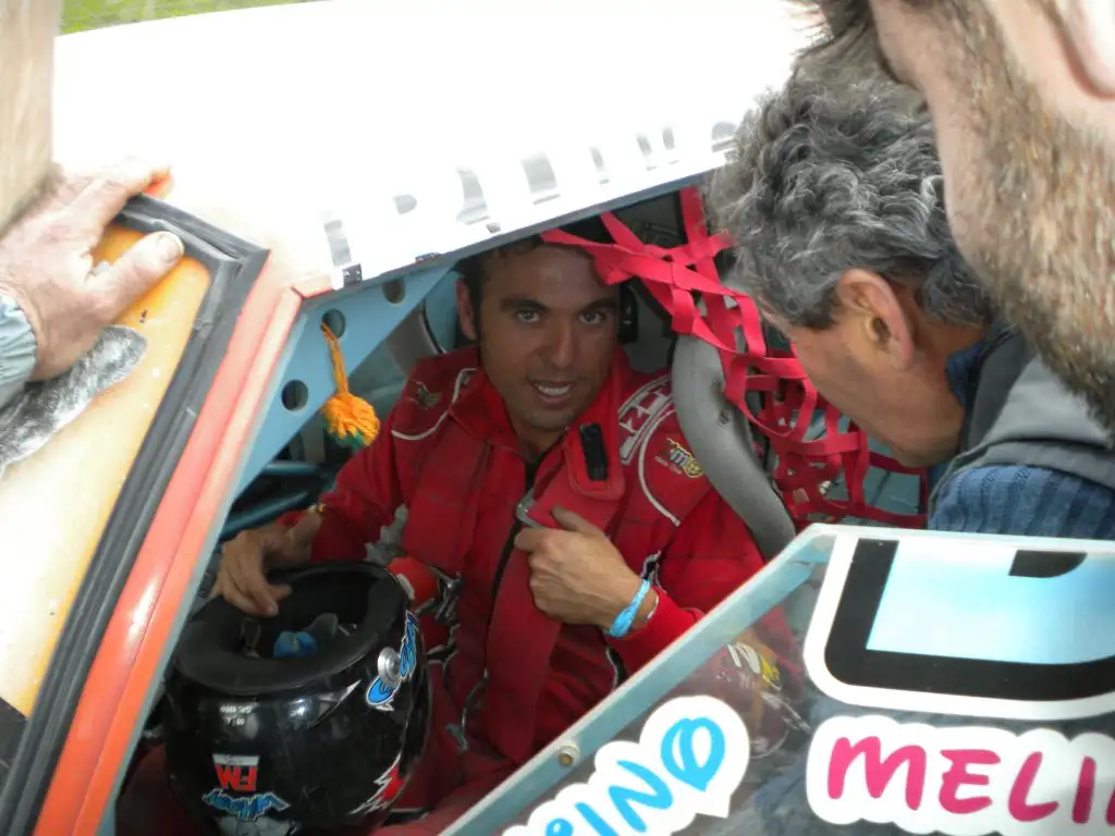 Juan Pablo Castañino alista la Chevy en la Base Aérea