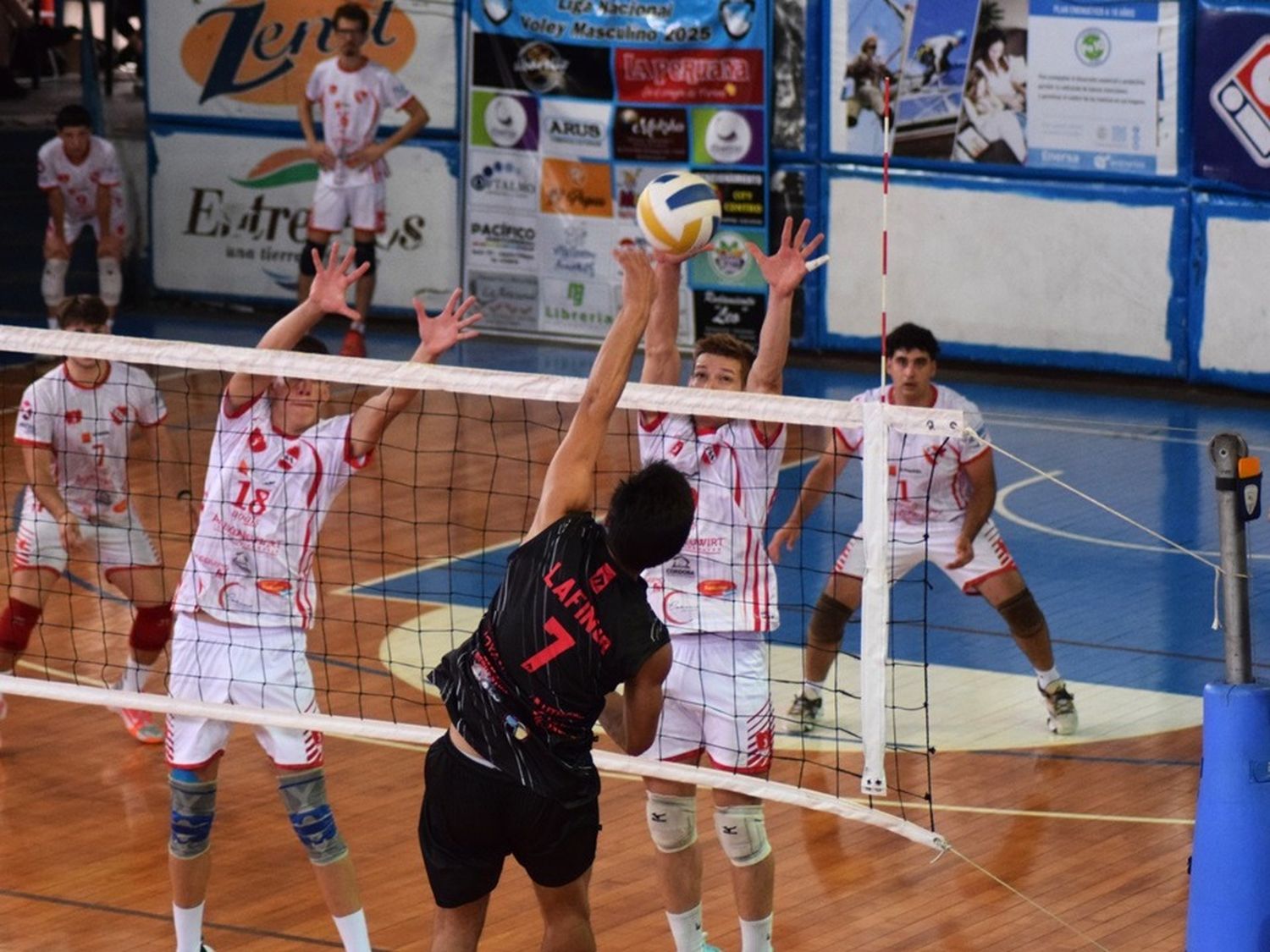 Independiente durante su último partido en la Primera Etapa de la LNMV, con derrota ante Lafinur 3-0.