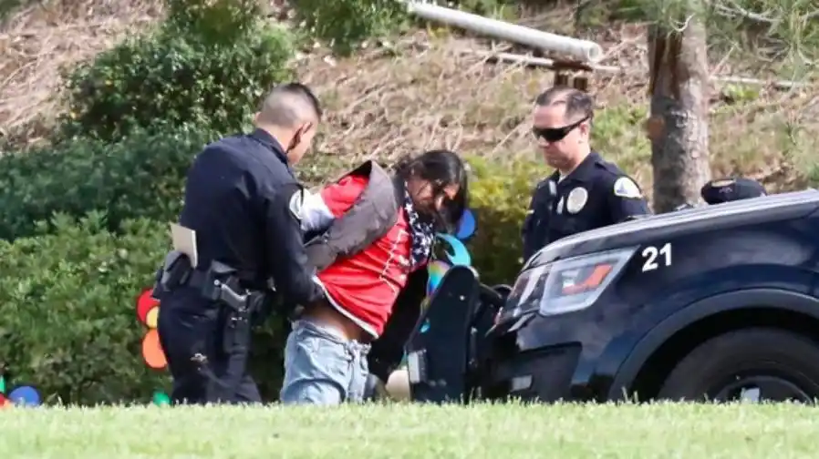 Arrestaron a un hombre que cavaba en la tumba de Kobe Bryant y su hija Gianna